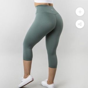 Buffbunny Collection Live Capri - medium, sage green